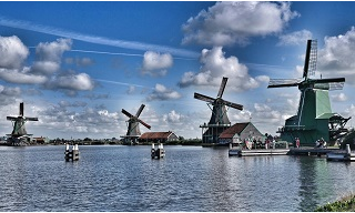 TULIPÁNOK, KASTÉLYOK, SAJTOK ÉS FAPAPUCSOK